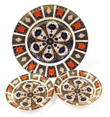 A Royal Crown Derby Imari dinner plate, pattern 1128, together with a pair of small bowls. (3)