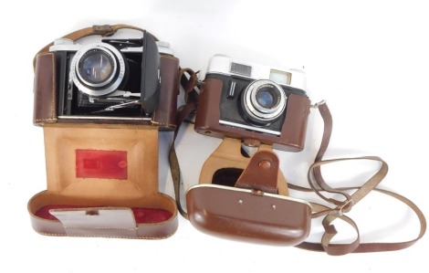 A Voigtlander Vitorete D camera, with a Prontor 125 lens, cased, together with an N Selfix 820, folding camera, with an Epsilon lens, cased. (2)