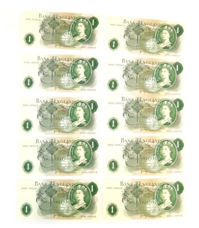 Ten Bank of England £1 notes, mint and uncirculated, with consecutive run of serial numbers, HX82499919 to HX82499928.