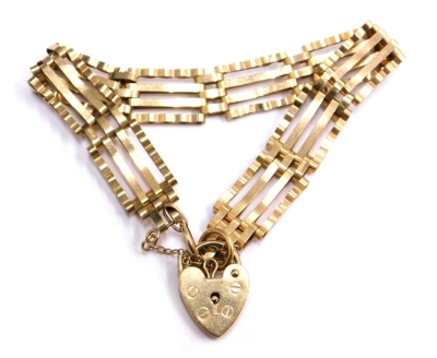 A 9ct gold gate bracelet, with heart shaped clasp, 18cm long, 7.3g.