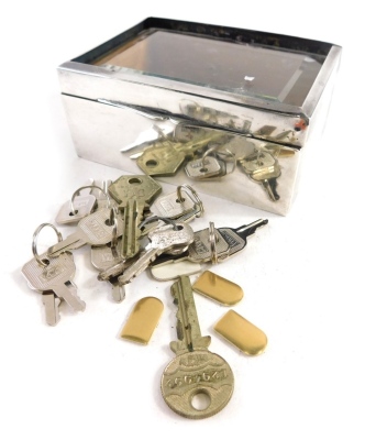 An Edward VII silver cigarette case, with glazed top, thumb mould handle, cedar lined, Birmingham 1905, 12cm wide, and various keys. (a quantity)