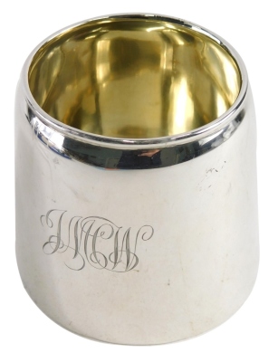 A George V silver and silver gilt jar, with tapering body, Birmingham 1928, initialled, 9cm high, 4.4oz.