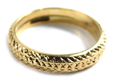 A 9ct gold wedding band, of hammered design, ring size M, 1.1g all in. (AF)