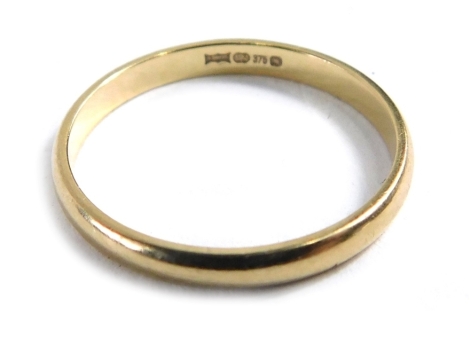 A 9ct gold wedding band, of plain design, ring size N½, 1.4g.