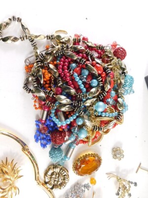 A quantity of costume jewellery, comprising costume jewellery necklaces, brooches, a brown leatherette jewellery box and contents, paste stone set brooches, pendants, beaded necklaces, etc. (a quantity) - 2