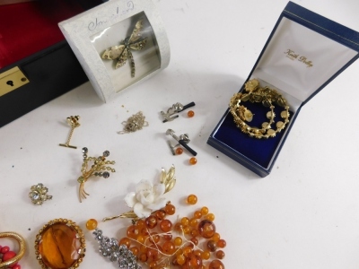 A quantity of costume jewellery, comprising costume jewellery necklaces, brooches, a brown leatherette jewellery box and contents, paste stone set brooches, pendants, beaded necklaces, etc. (a quantity) - 3