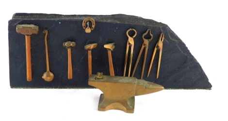 Various blacksmith's miniature tools, miniature anvil set, sledgehammer 7cm long, and other miniature tools. (a quantity)