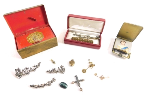 Various jewellery and related effects, a micro mosaic fox head stick pin, fox bar brooch, further brooch set with seed pearls, small tin, silver plated matchbox, etc. (a quantity)