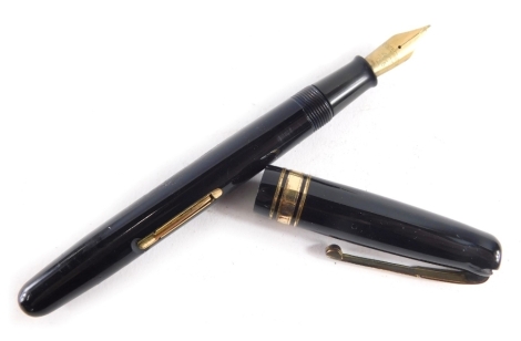 A Waterman's cased fountain pen, with 14ct nib, in black with gilt trim and gilt clip, 12cm long. 