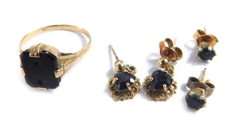 A 9ct gold dress ring, claw set with black centre (stone lacking), size M, 2.1g all in, and a small quantity of unmarked ear studs.