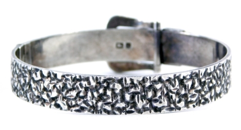 An Elizabeth II silver bangle, with a buckle clasp and textured finish, Birmingham 1979.