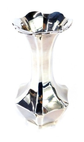 A George V silver stem vase, with a hexagonal top, on a shaped foot, Birmingham 1910, 16cm high, 3.07oz.