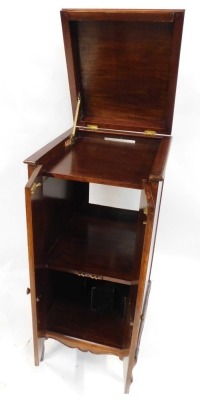 An Edwardian mahogany gramophone cabinet, lacking gramophone interior, with cross banding and a shaped hinged domed top, on splayed legs, 112cm high, 47cm wide, 51cm deep. - 3