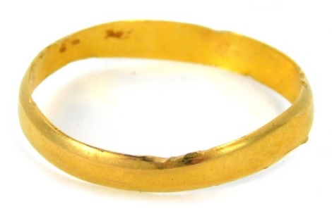 A 22ct gold wedding band, of plain hammered design, 2g. (AF)