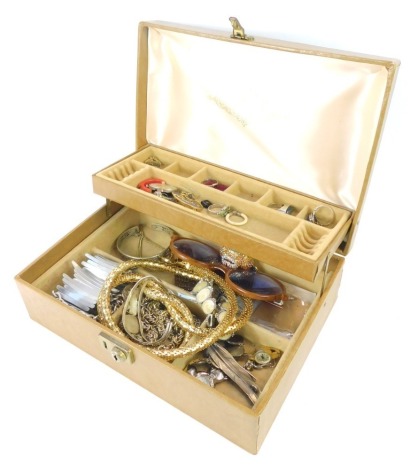 A brown leatherette jewellery box and contents, comprising silvered bracelet, bangle, dress ring, etc. (1 box)