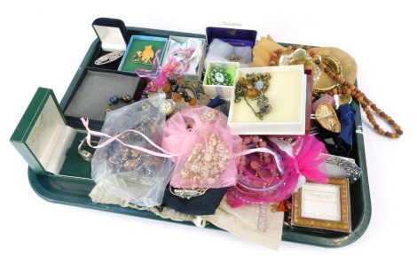 A group of costume jewellery, including Winnie The Pooh and Piglet brooch, paste stone set brooches, beaded bracelet, modern necklaces, etc. (1 tray)