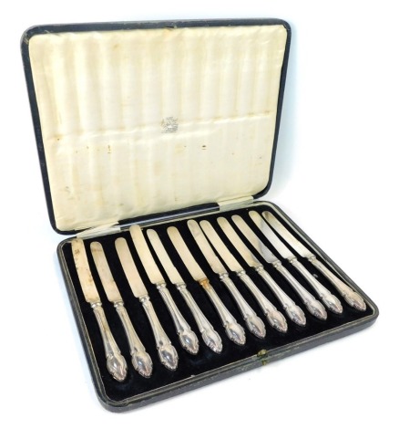 A set of twelve George V silver handled cakes knives, in a Diss & Sons of Dewsbury case, Sheffield 1926.