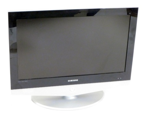 A Samsung 32" television, model No LE32 R41BD, with remote.