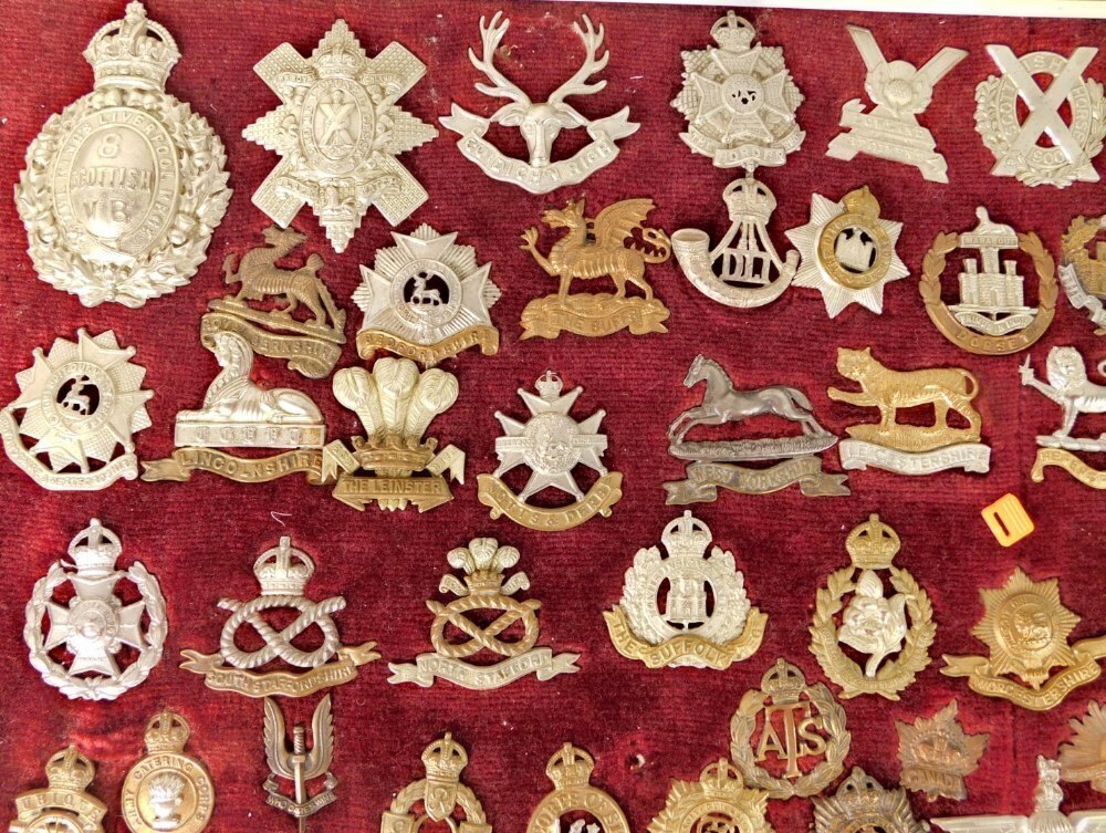 A quantity of various cap badges, early 20thC, to include Quis ...