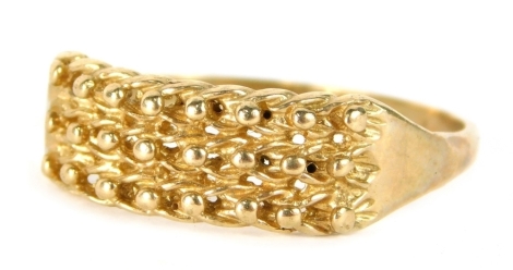 A 9ct gold dress ring, with rope twist top, marked 375, ring size Y, 2.7g.