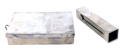 A George V silver dispenser, with retractable function, London 1904, and a silver plated sandwich box (2)