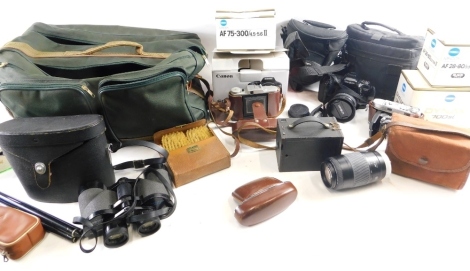 Various cameras and related items, to include Minolta AF75-300 lens, Minolta Dinax 700SI box, various other box cameras, Cannon EOS 550D, various other cameras equipment, canvas carrying case 52cm wide, etc. (a quantity)