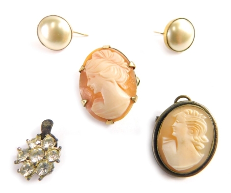 A group of costume jewellery, comprising a pair of 9ct gold backed cultured pearl drop earrings, 3.5g all in, a rolled gold framed cameo brooch, a silver framed brooch, and a single clip on earring. (5)