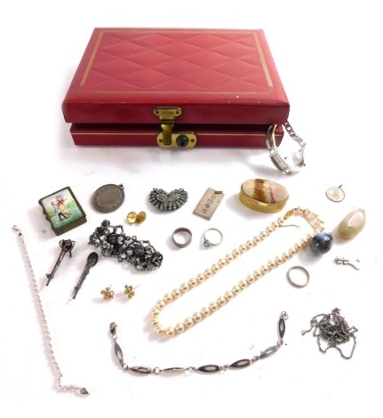 A red leatherette jewellery box and contents, comprising costume jewellery, stone set pendants, a silver shield fob, silver ingot pendant, various other silver jewellery, a Garat cultured pearl necklace, silver dress rings, etc. (a quantity)