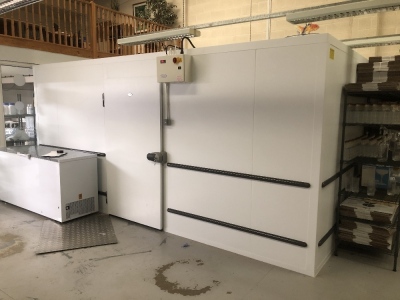 A modular Foster walk in chiller room, model CSQ60453-3A, 5000 x 4000 x 2300 exterior measurements. Buyer to arrange removal by 5pm Friday 24th February. (Fitted in early 2022 at a cost of £15,850+vat) Note: VAT is payable on the hammer price of this lot - 2