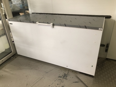 A Tefcold chest freezer, 92cm high, 180cm wide, 60cm deep. (Cost £850+vat in 2022) Note: VAT is payable on the hammer price of this lot at 20%.