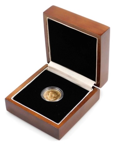 A George V full gold sovereign, dated 1925, 8g, boxed, with outer packaging.