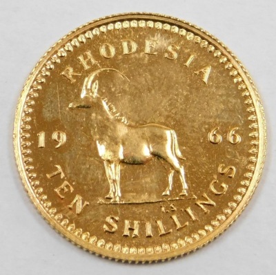 An Elizabeth II Rhodesia gold ten shilling, 1966, 3.9g, with Royal Mint case. - 2