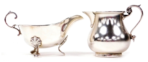 An Edward VII silver cream jug, with a scroll handle, London 1910, together with a George VI silver sauce boat, Birmingham 1940, 7.48oz.