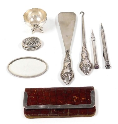 A group of small silver, to include a Victorian silver handled shoe horn and button hook, two propelling pencils, an Eastern white metal open salt with raised decoration of flowers on three bamboo shoot shaped feet, a white metal pill box marked 925, etc.