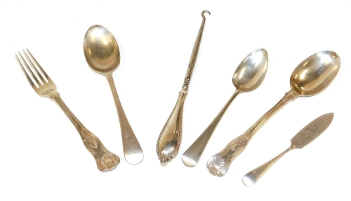 A group of small silver, to include a Georgian silver teaspoon, a Victorian Kings pattern dessert spoon, London 1848, a similar dessert fork, silver handled button hook, etc., weighable silver 4.08oz.