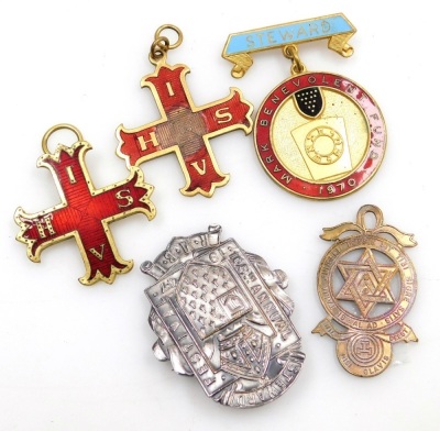 A group of Masonic related items, attributed to different lodges, to include a leather document case embossed in gilt 'Bro. Stanley E. Osbourne, Weald Lodge, no. 2707,' Lincolnshire cloth badge, further cloth badges, jewels named to Bro. D. Cutts, Bro. F. - 2