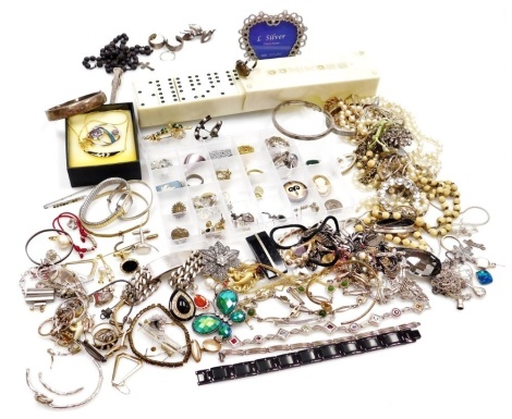 Silver and costume jewellery, including rings, pendants, curb link identity bracelet, gate bracelet, and a silver bangle, together with a set of dominoes.