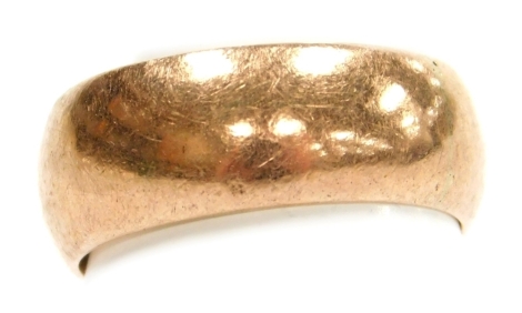 A 9ct rose gold wedding band, size N, 5.2g.