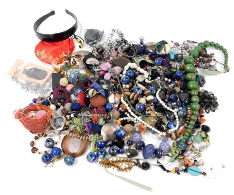 Costume jewellery necklaces, loose beads, etc.