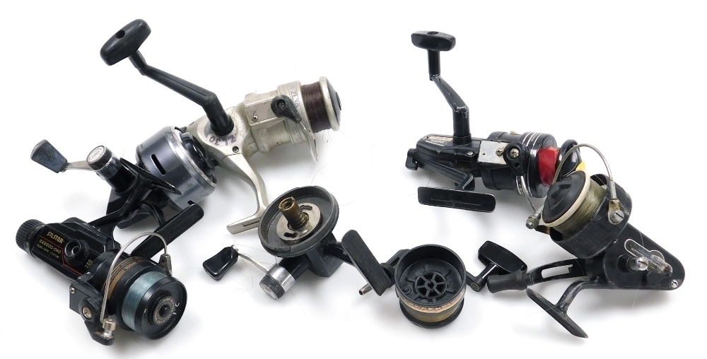 A group of fishing reels, to include a Silstar EX2200-040 reel, a