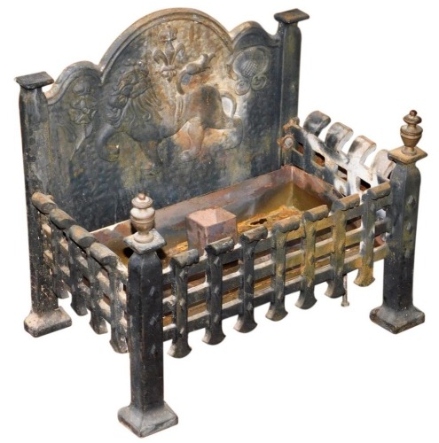 A cast iron fire grate, the shaped back decorated in relief with a lion, and the crest of the rose and thistle, 43cm wide.