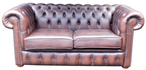 A modern brown leather two seater Chesterfield sofa, 163cm wide.