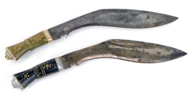 Two Eastern Kukris, each with a curved blade and horn handle, one black, one brown, with inlays and lion's mask terminal, 37cm long. (2)