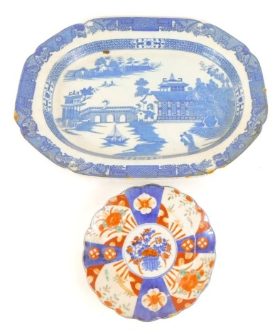 An early 19thC pearlware Long Bridge pattern blue and white meat platter, possibly Cambrian Pottery, 47cm x 36cm, and an Imari cabinet plate, 21cm diameter. (2)