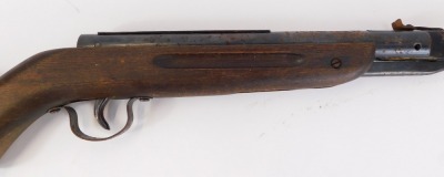 A Webley Scott Ranger air rifle, 97cm long. (AF) - 2