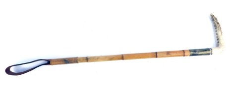 A bamboo and horn riding crop, 59cm long.