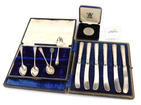 A group of silver, comprising a set of four silver teaspoons, 1.23oz, a jade topped teaspoon, stamped 930S, 0.24oz, a Royal Mint George Cayley 150 Years Of Flight medal, and a set of six Art Deco style silver handled butter knives in presentation case. (a