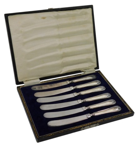 A cased set of six George V silver handled butter knives, Sheffield 1922, in fitted case.