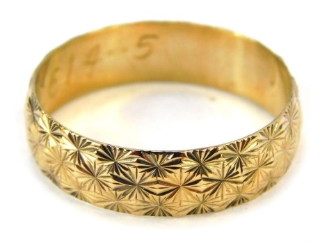 A 9ct gold wedding band, of hammered floral design, ring size N, 2g all in, boxed.