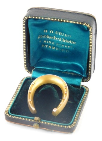 A 9ct gold horseshoe brooch, 3cm diameter, on a steel pin back, 3.1g all in, in a GG Ching of Stamford jewellery box.